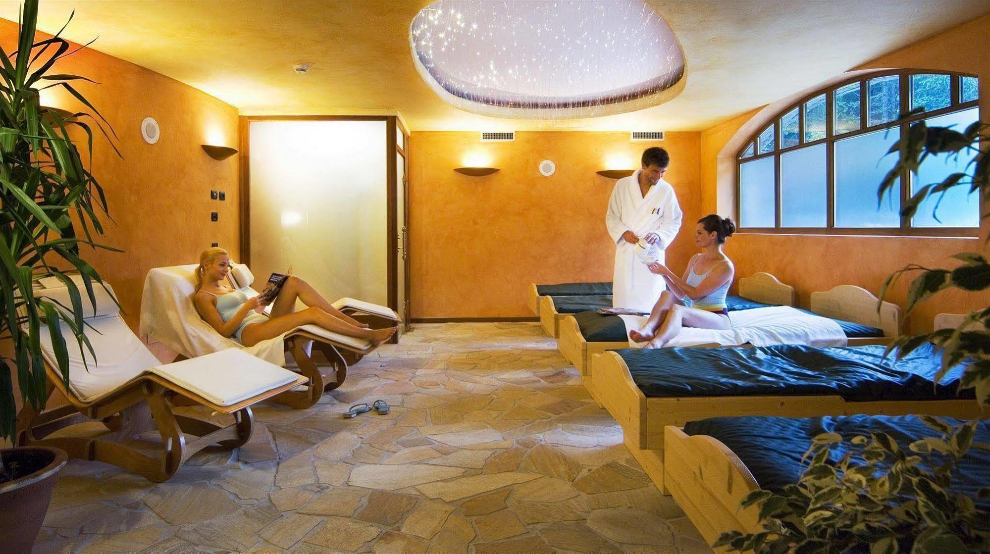 Carlo Magno Hotel Spa Resort Мадона ди Кампильо Екстериор снимка